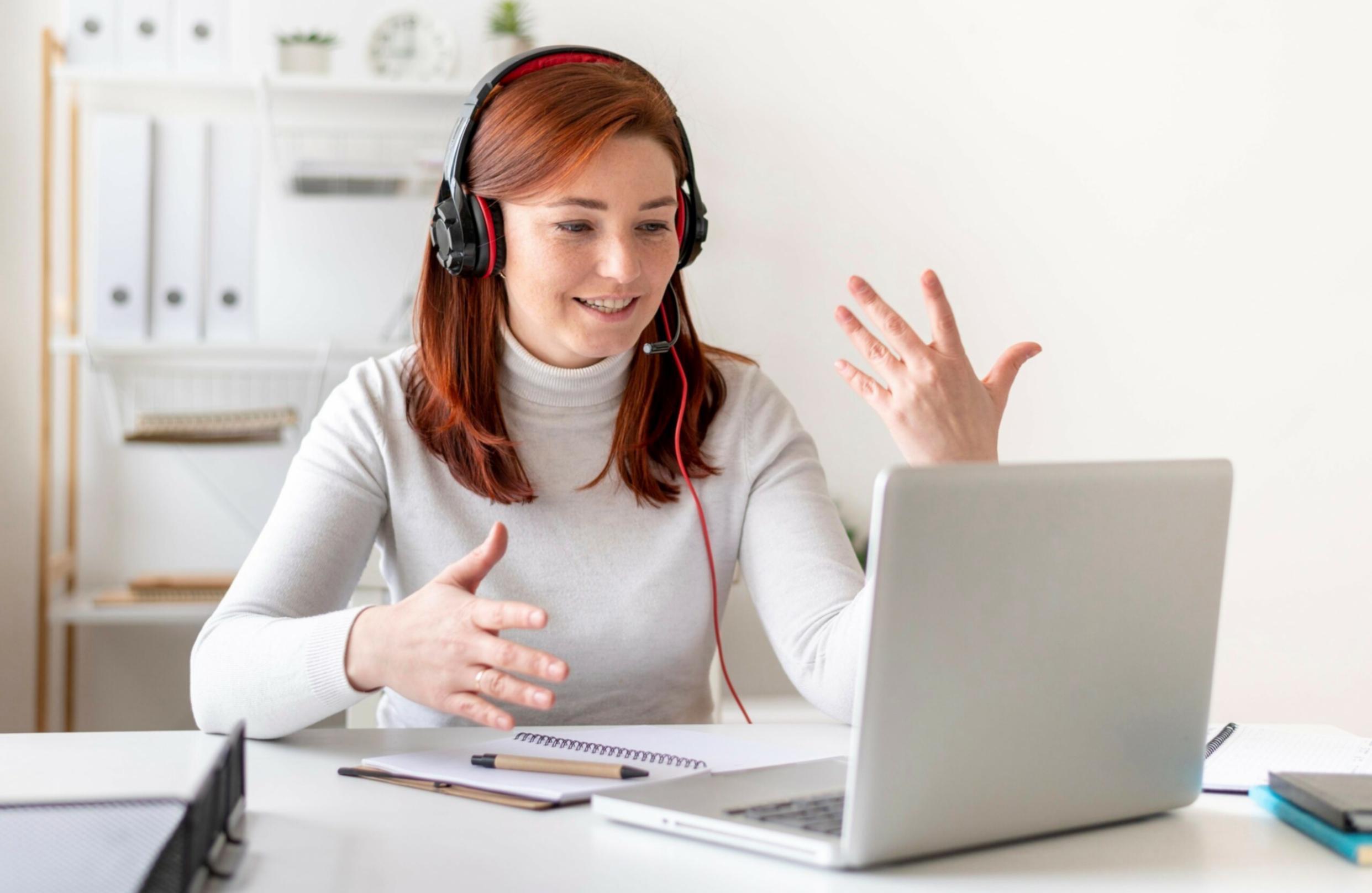 Espacio de trabajo moderno con herramientas digitales para análisis de búsqueda orgánica